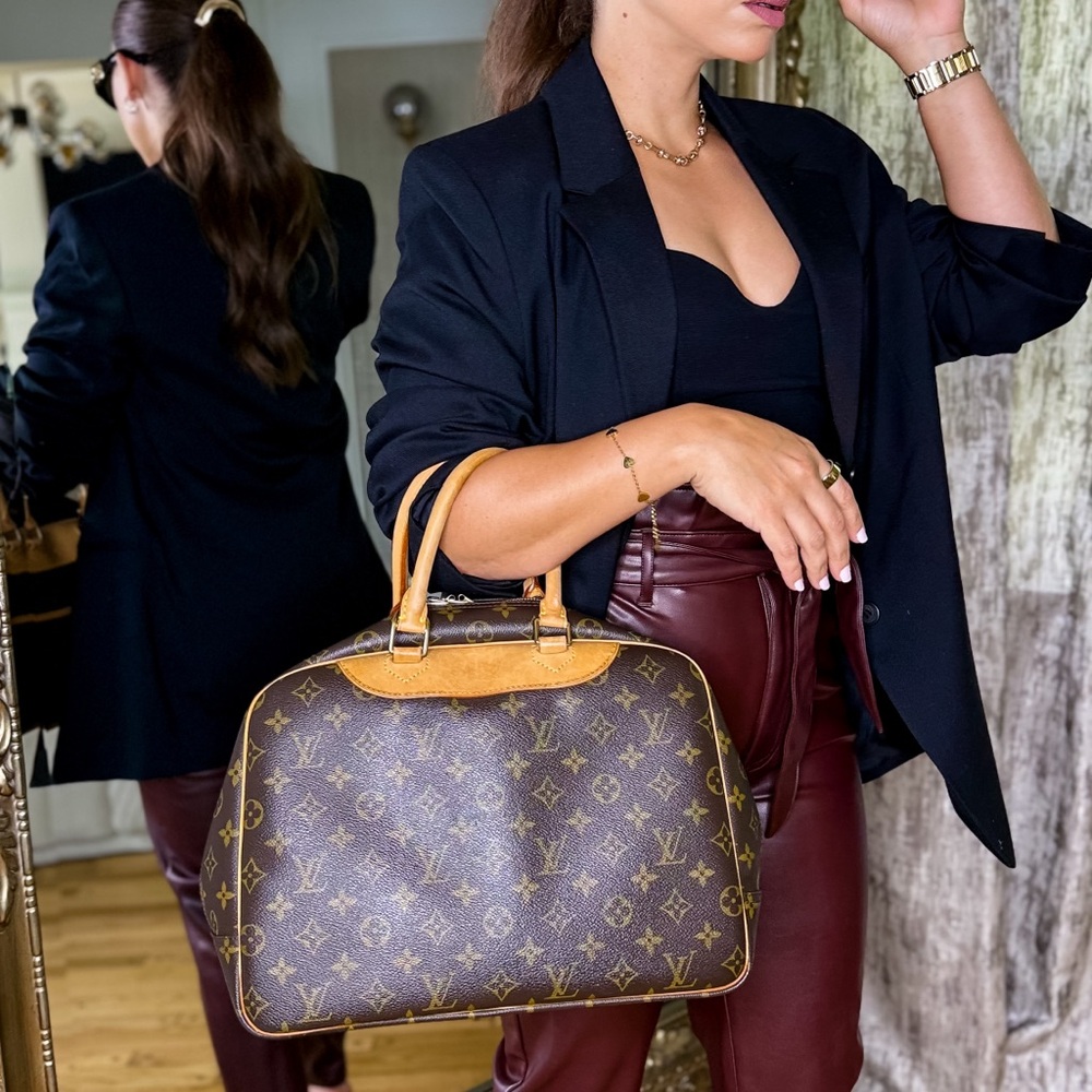 This is a pre-owned Louis Vuitton Monogram Deauville Handbag.
